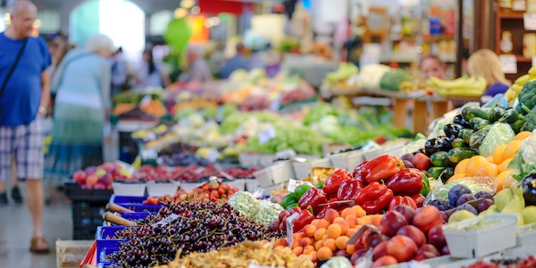 Quatre Canadiens sur cinq se disent prêts à payer plus pour des aliments cultivés localement, mais ils ne le font pas vraiment