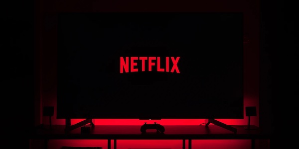 La France va obliger Netflix et Amazon à réinvestir jusqu’à 25% de leurs revenus locaux dans des productions françaises ou européennes