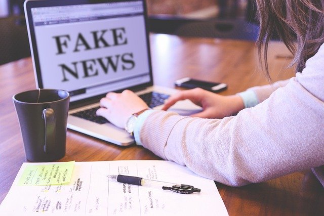 Désinformation: les fausses nouvelles se répandent beaucoup à cause d’un manque de réflexion