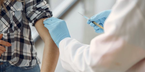 Québec se laisse jusqu’à 90 jours pour administrer la seconde dose du vaccin