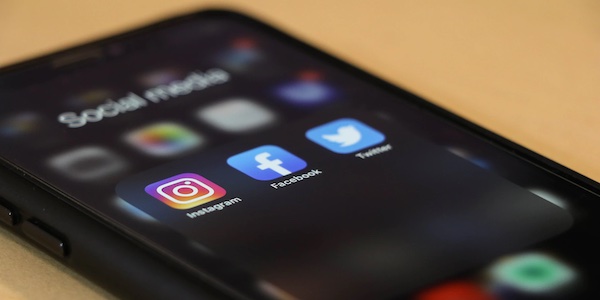 Un rapport demandé par le gouvernement canadien recommande de réglementer les médias sociaux