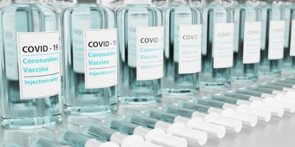 Pourquoi on jette des millions de doses de vaccins anti-Covid