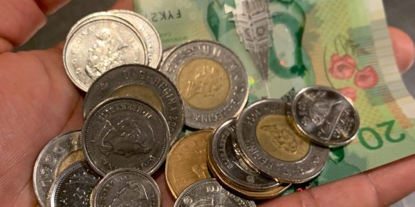 La Colombie-Britannique hausse à son tour son salaire minimum à 15 $ l’heure
