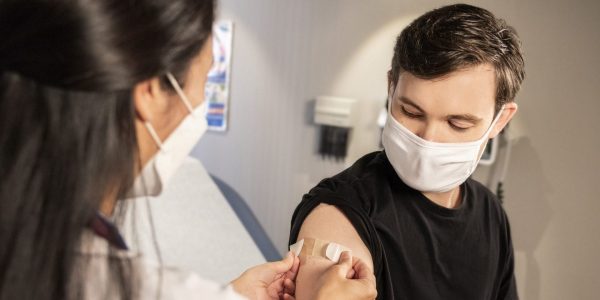 Les non-vaccinés courent 12 fois plus de risques d’attraper la Covid-19