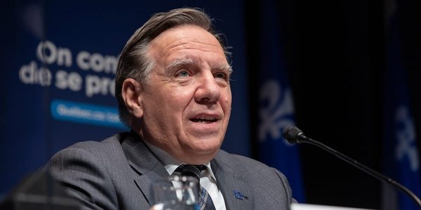 Québec prolonge l’urgence sanitaire, Ottawa met en place un passeport vaccinal pour l’international
