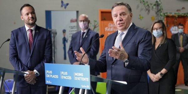 Québec compte créer 37 000 places en garderie, mais pas avant 2025