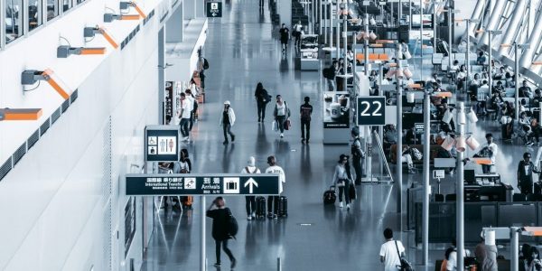 Les délais diminuent dans les aéroports, pour les passeports et l’immigration