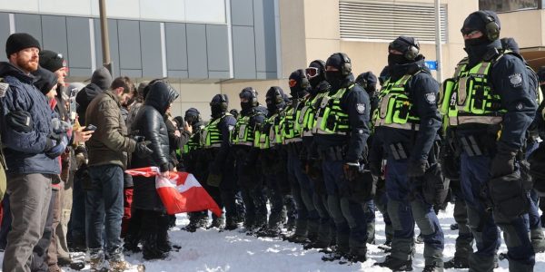 La police d’Ottawa a commencé à déloger les manifestants
