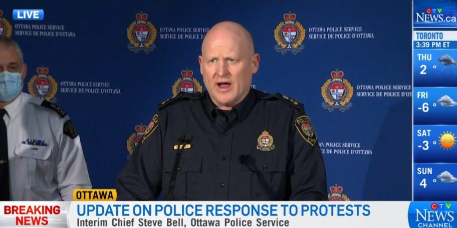 À Ottawa, la police annonce une intervention imminente, les occupants ne bougent pas
