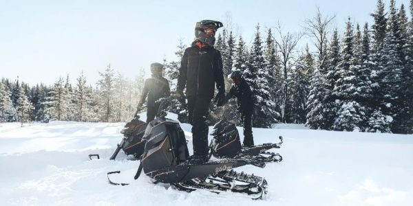 Une entreprise de Saguenay lance une motoneige qui se conduit debout