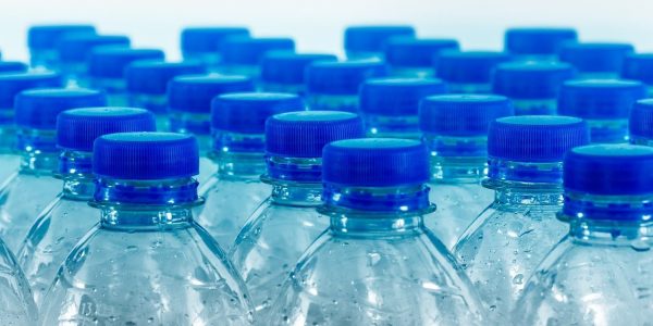 L’eau des bouteilles en plastique contiendrait beaucoup plus de nanoplastiques qu’on le pensait 