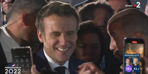 En France, Emmanuel Macron reste président