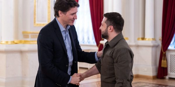 À Kyïv, Trudeau réaffirme son soutien à l’Ukraine et rouvre l’ambassade canadienne