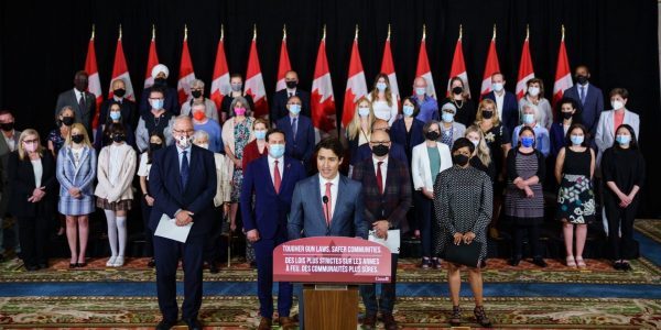 Le gouvernement Trudeau veut instaurer un gel national des armes de poing
