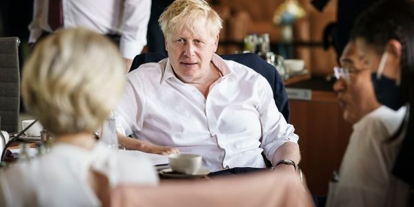 Boris Johnson s’accroche au pouvoir après de multiples démissions
