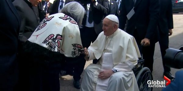 Le pape commence sa visite au Canada