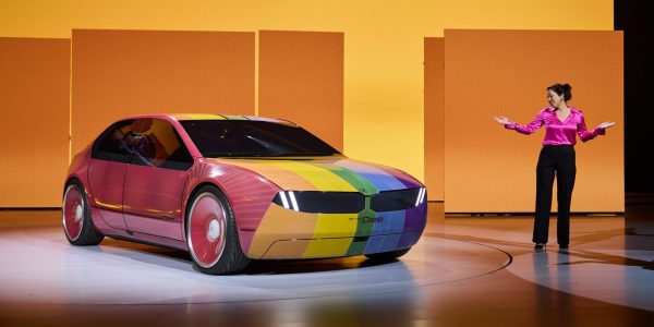 BMW dévoile une voiture intelligente qui change de couleur
