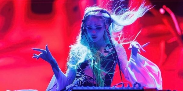 Grimes permet que sa voix soit reprise dans des chansons produites par intelligence artificielle