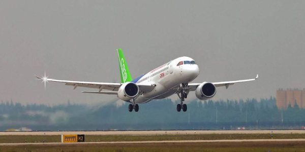 Pour la première fois, un avion de ligne conçu en Chine a effectué un vol commercial