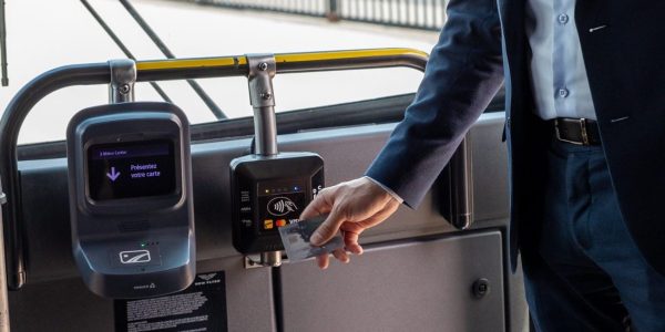 Les Lavallois peuvent désormais payer par débit Interac dans les autobus 