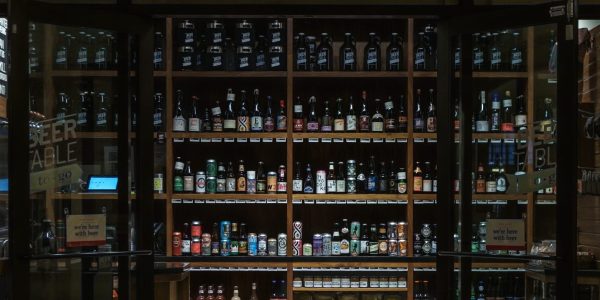 En Ontario, les dépanneurs et épiceries pourront vendre des boissons alcoolisées à compter de 2026