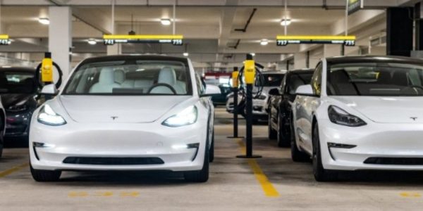Hertz remplace 20 000 voitures électriques par des voitures à combustion