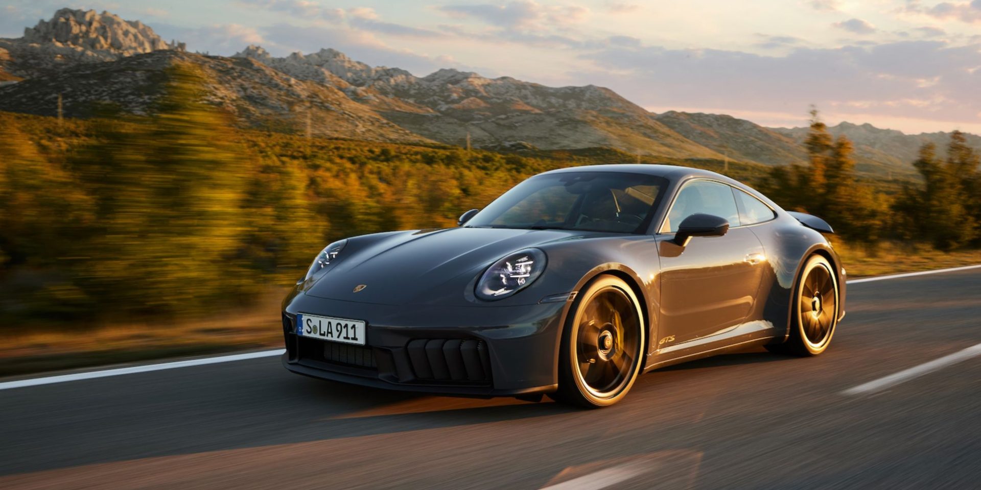 Porsche dévoile une première version hybride de la 911