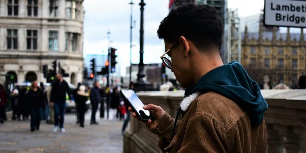 Oui, c’est dangereux de traverser une rue en regardant son téléphone 