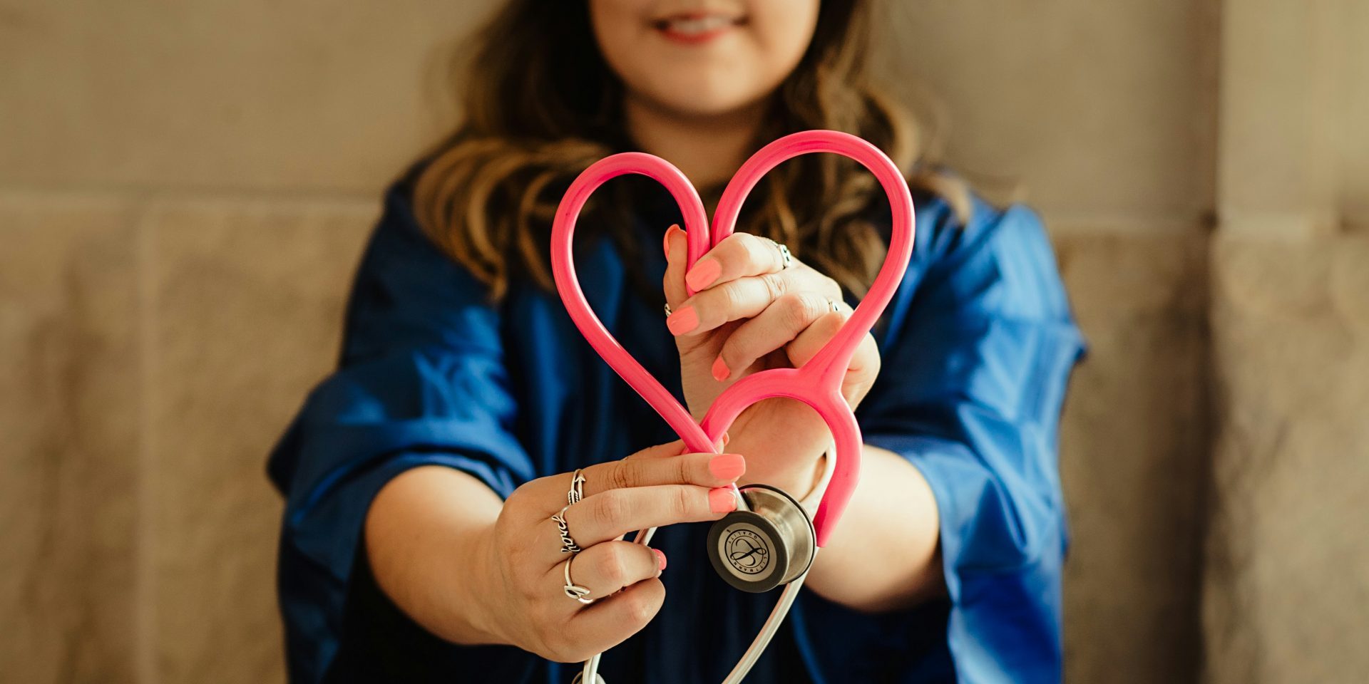 Le nombre de médecins continue d’augmenter, et ce sont surtout des femmes