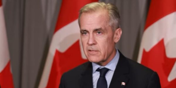 Ottawa ne ripostera pas immédiatement aux nouveaux tarifs sur l’acier et l’aluminium 