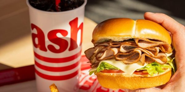 Ashton va ouvrir un premier restaurant près de Montréal