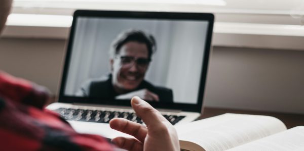 Les Canadiens se disent moins satisfaits de leurs relations amicales quand elles sont uniquement virtuelles