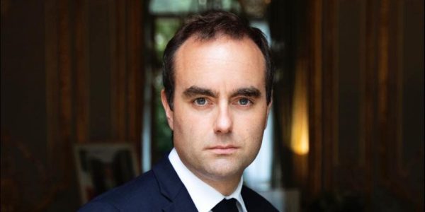 Crise politique en France: le premier ministre a démissionné moins de 24 h après avoir présenté son gouvernement 