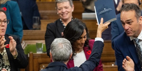 Le gouvernement fédéral a survécu à un premier vote de confiance sur le budget