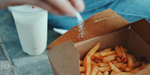 La majorité des Québécois mangent trop salé et pas assez de fruits et légumes 