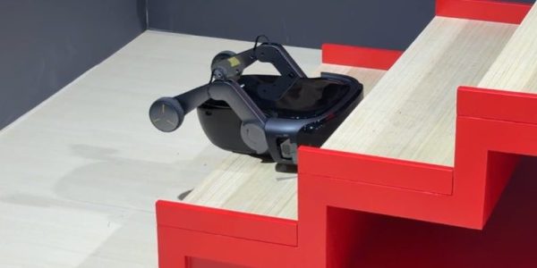 Ce robot aspirateur monte les escaliers