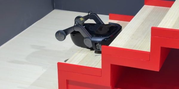 Ce robot aspirateur monte les escaliers