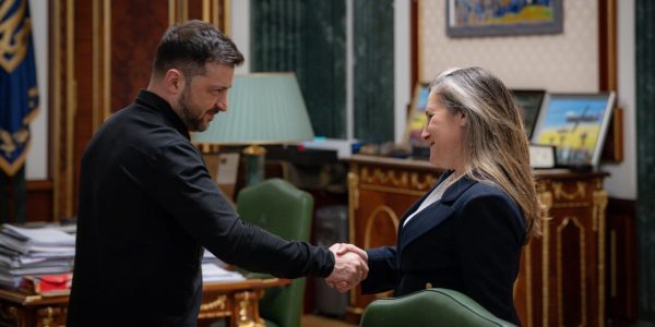 Chrystia Freeland laisse son siège de députée pour accepter un rôle en Ukraine 